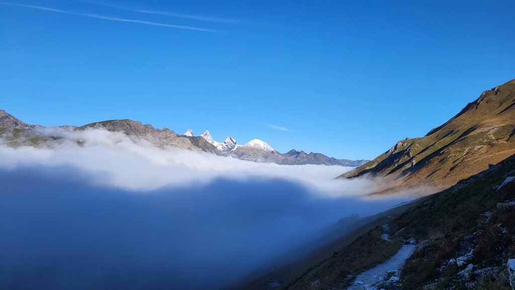 Mer de nuages sur les Aiguilles d'Arves